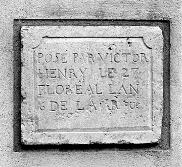 Elévation antérieure : pierre de fondation datée du 27 Floréal an VI.