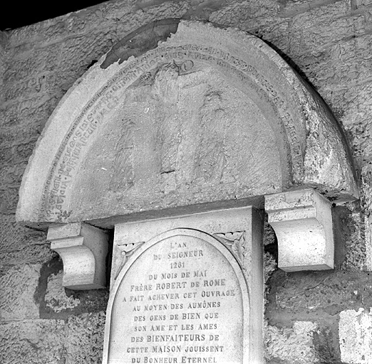 Chapelle. Elévation est. Portail déposé de l'ancien édifice : ensemble trois-quarts droit.