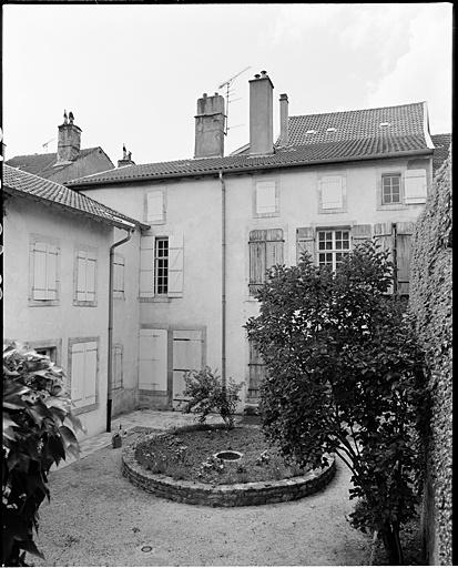 Corps principal, élévation postérieure, ensemble trois-quarts droit