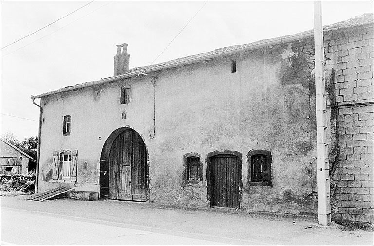 ferme, élévation antérieure, ensemble trois quarts droit.