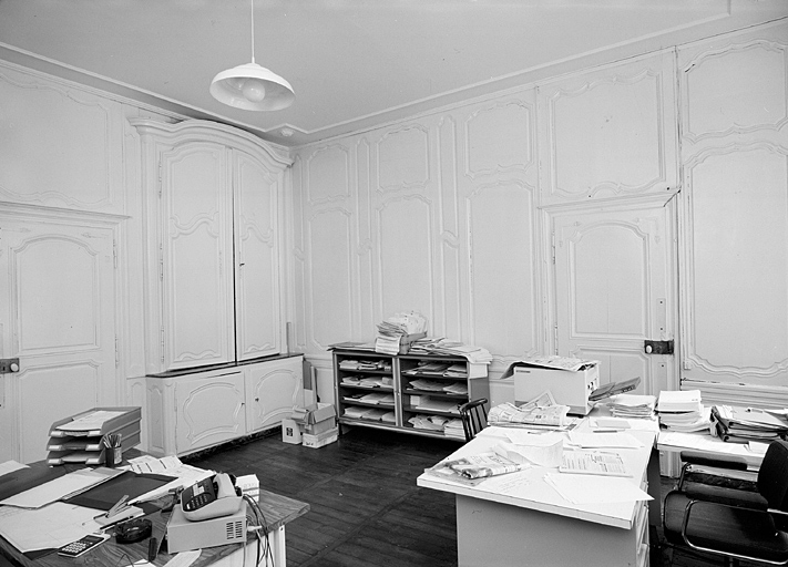 Lambris de hauteur, placard-buffet.