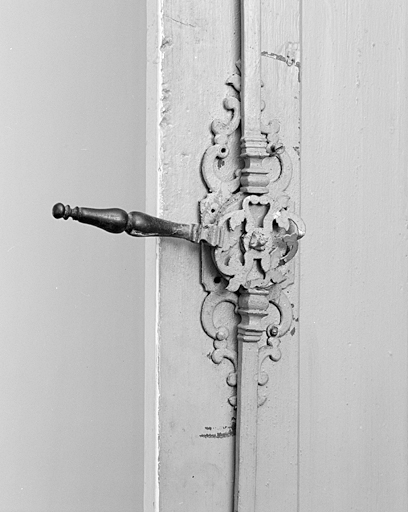 Placard-buffet : crémone en position fermée.