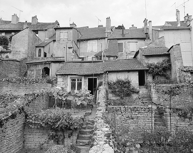 Vue de situation depuis le sud. (Au milieu, sur la photo.)