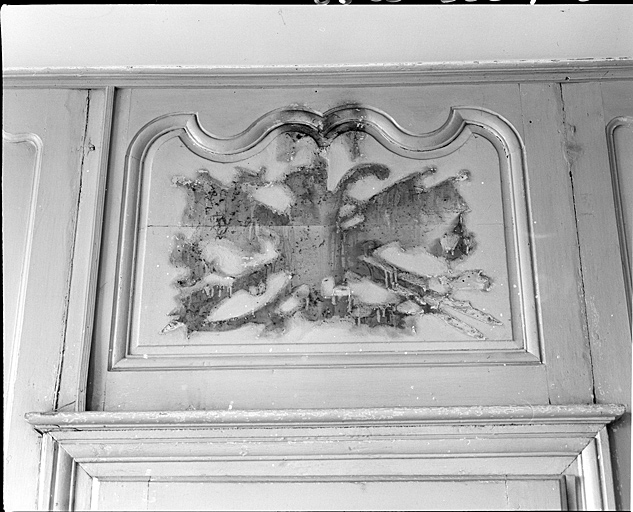 Détail : traces d'un trophée disparu, en dessus de porte.