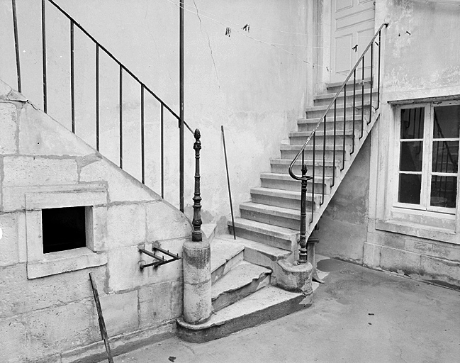 Cour, escaliers extérieurs de distribution des deux bâtiments : vue d'ensemble.