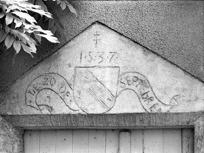 Bâtiment sur cour. Elévation antérieure. Porte piétonne : linteau daté 1537.