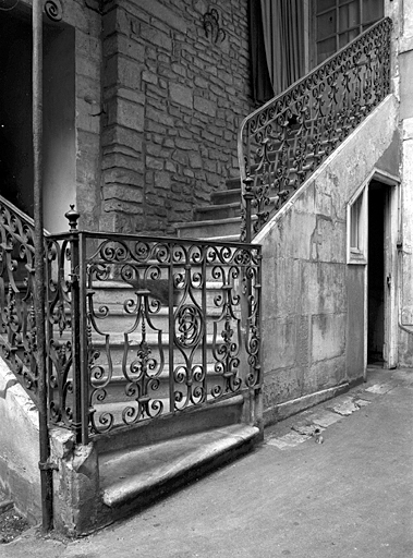 Escalier extérieur (sur cour) : vue d'ensemble.