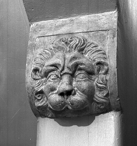 Escalier intérieur, détail de décor : tête de lion.