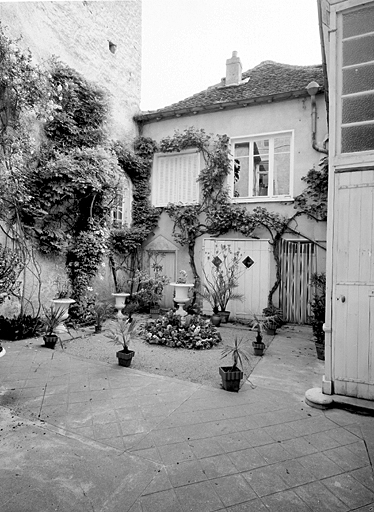 Bâtiment sur cour. Elévation antérieure : ensemble.