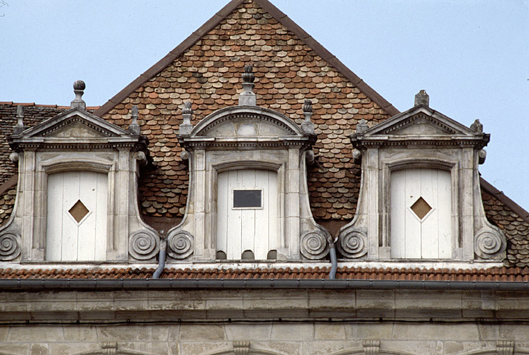 Elévation latérale gauche ; lucarnes, ensemble.