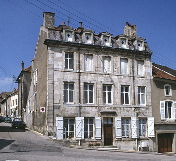 Elévation antérieure : ensemble, trois-quarts gauche.