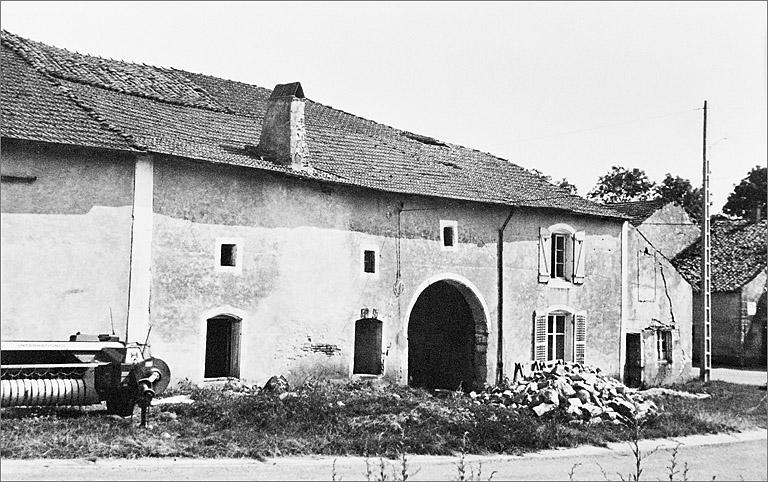 Ferme, élévation antérieure, ensemble trois quarts gauche.