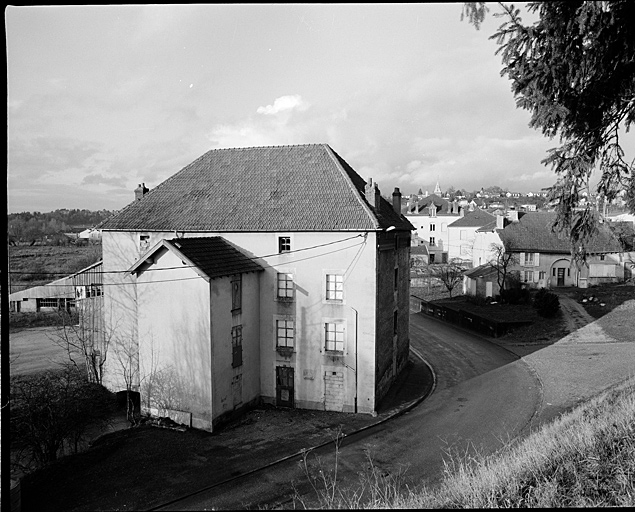 Rouceux. Moulin sur le ruisseau de l'Abreuvoir, vue d'ensemble depuis le sud