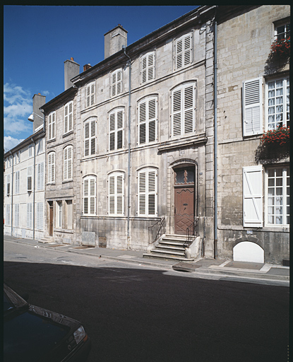 Corps principal : élévation antérieure, ensemble trois-quarts droit