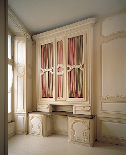 Bureau et bibliothèque. Ensemble trois-quarts droit