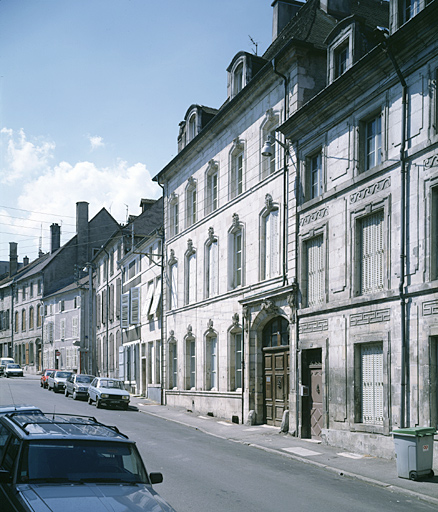 Corps principal : élévation antérieure, ensemble trois-quarts droit.