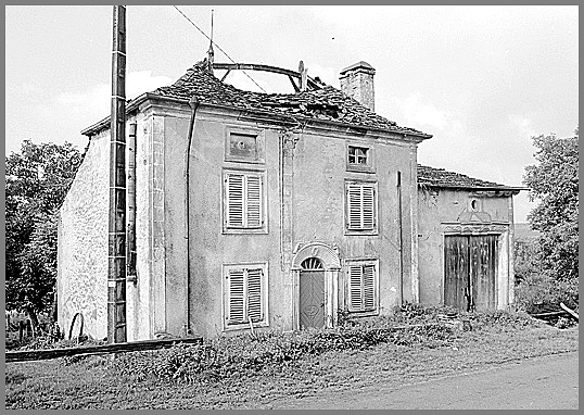 Ferme, ensemble trois quarts gauche.