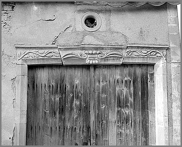 Ferme, porte charretière, détail : plate bande.
