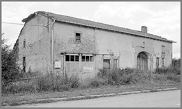 Ferme, ensemble trois quarts gauche.