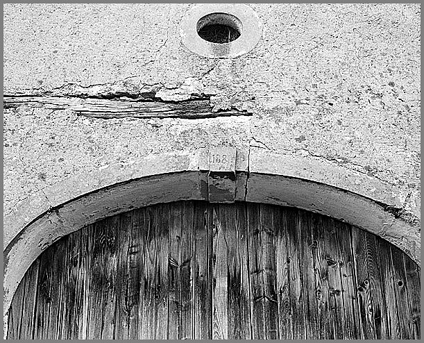 Ferme, porte charretière, clef datée 1881.