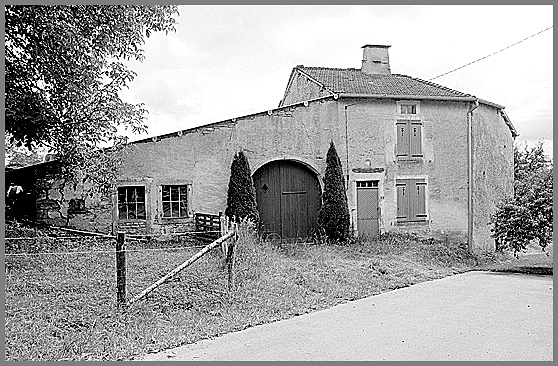 Ferme, ensemble trois quarts gauche.