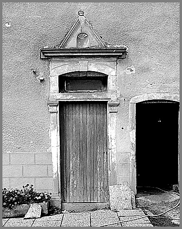 Ferme, porte piétonne datée 1750