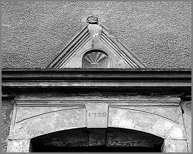 Ferme, porte piétonne, détail du fronton.