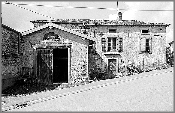Maison, élévation antérieure, ensemble face.