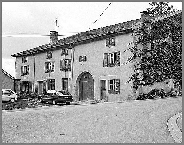Ferme, élévation antérieure, ensemble trois quarts droit.
