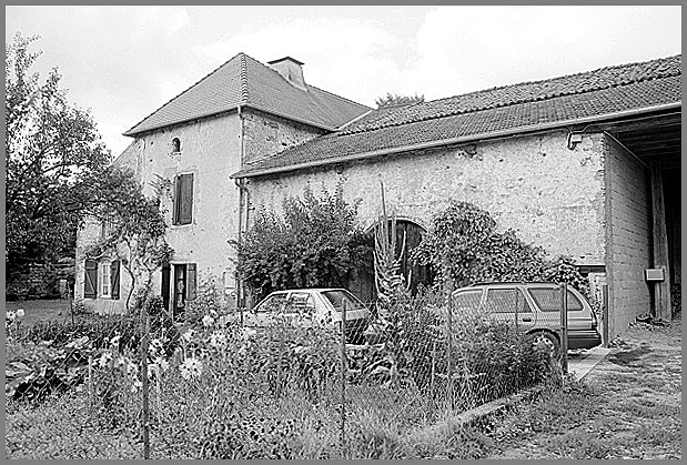Ferme, corps de logis, élévation latérale droite, ensemble trois quarts droit.