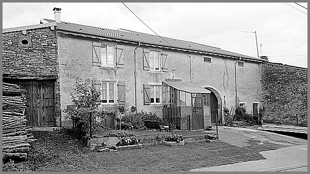 Ferme, élévation antérieure, ensemble trois quarts gauche.