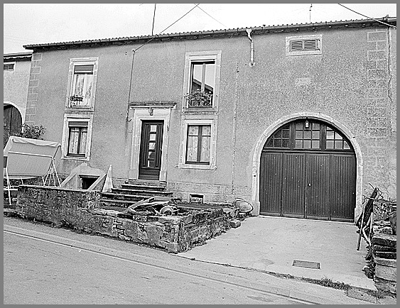 Ferme, élévation antérieure, ensemble trois quarts droit.