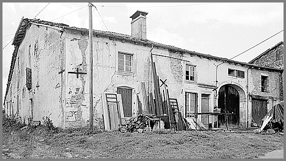 Ferme, élévation antérieure, ensemble trois quarts gauche.