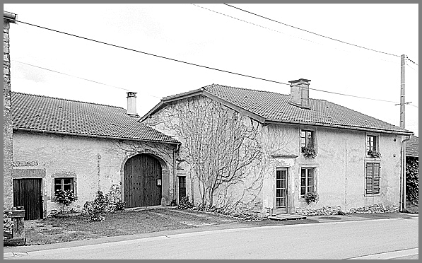 Ferme, élévation antérieure, ensemble trois quarts gauche.