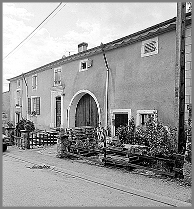 Ferme, élévation antérieure, ensemble trois quarts droit.