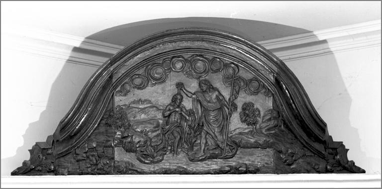 Fronton figurant le Baptème du Christ, ensemble face.