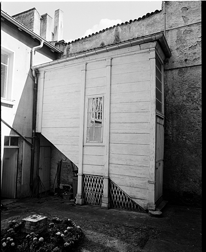 Bâtiment sur cour. Elévation antérieure. Détail : escalier.