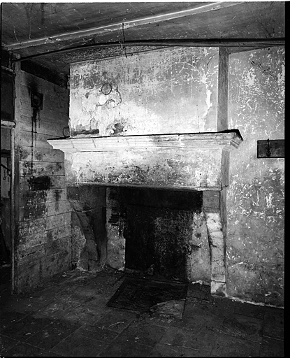 Bâtiment sur cour. Ancienne cuisine au rez-de-chaussée. Cheminée : ensemble trois-quarts droit.