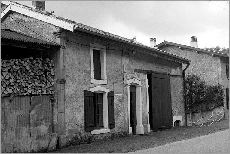 Ferme, élévation antérieure, ensemble trois quarts gauche.
