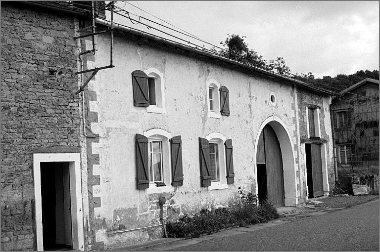 Ferme, élévation antérieure, ensemble trois quarts gauche.