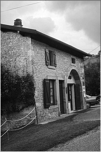 Ferme, élévation antérieure, ensemble trois quarts gauche.