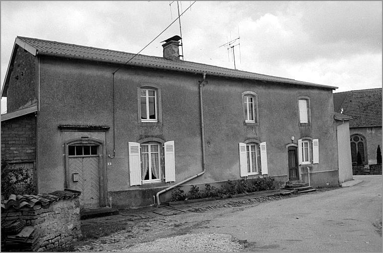Ferme, élévation antérieure, ensemble trois quarts gauche.