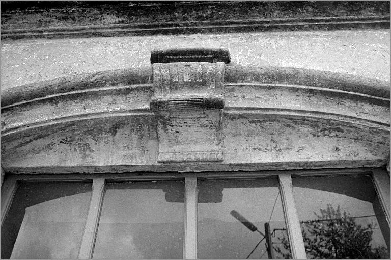 Ferme, élévation antérieure, porte piétonne, agrafe datée 1834, ensemble face.