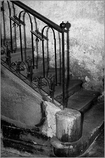 Maison, montée d'escalier, fer forgé, détail, ensemble trois quarts gauche.