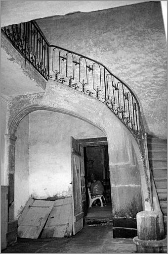 Maison, montée d'escalier, fer forgé, ensemble face.