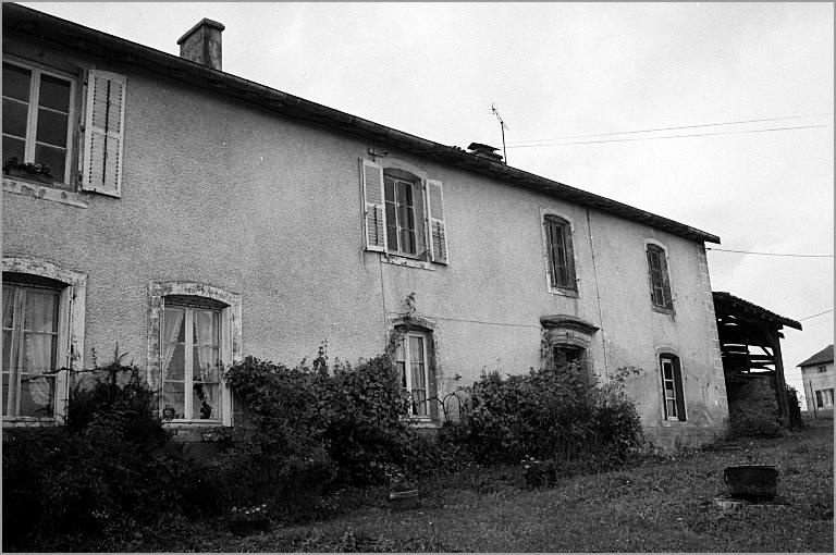 Ferme, élévation antérieure, ensemble trois quarts gauche.