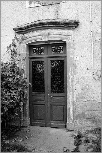 Ferme, élévation antérieure, porte piétonne, ensemble trois quarts droit.