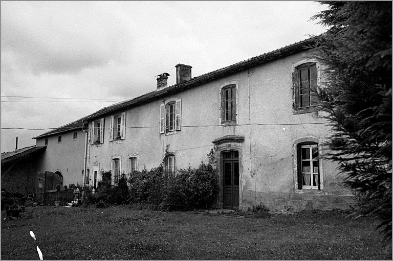 Ferme, élévation antérieure, ensemble trois quarts droit.