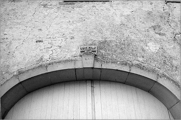 Ferme, élévation antérieure, porte charretière, agrafe datée 1831, ensemble face.