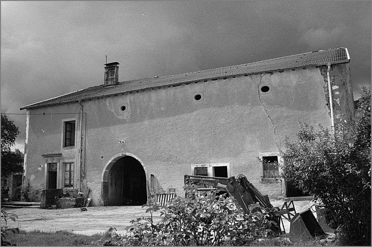 Ferme, élévation antérieure, ensemble trois quarts droit.